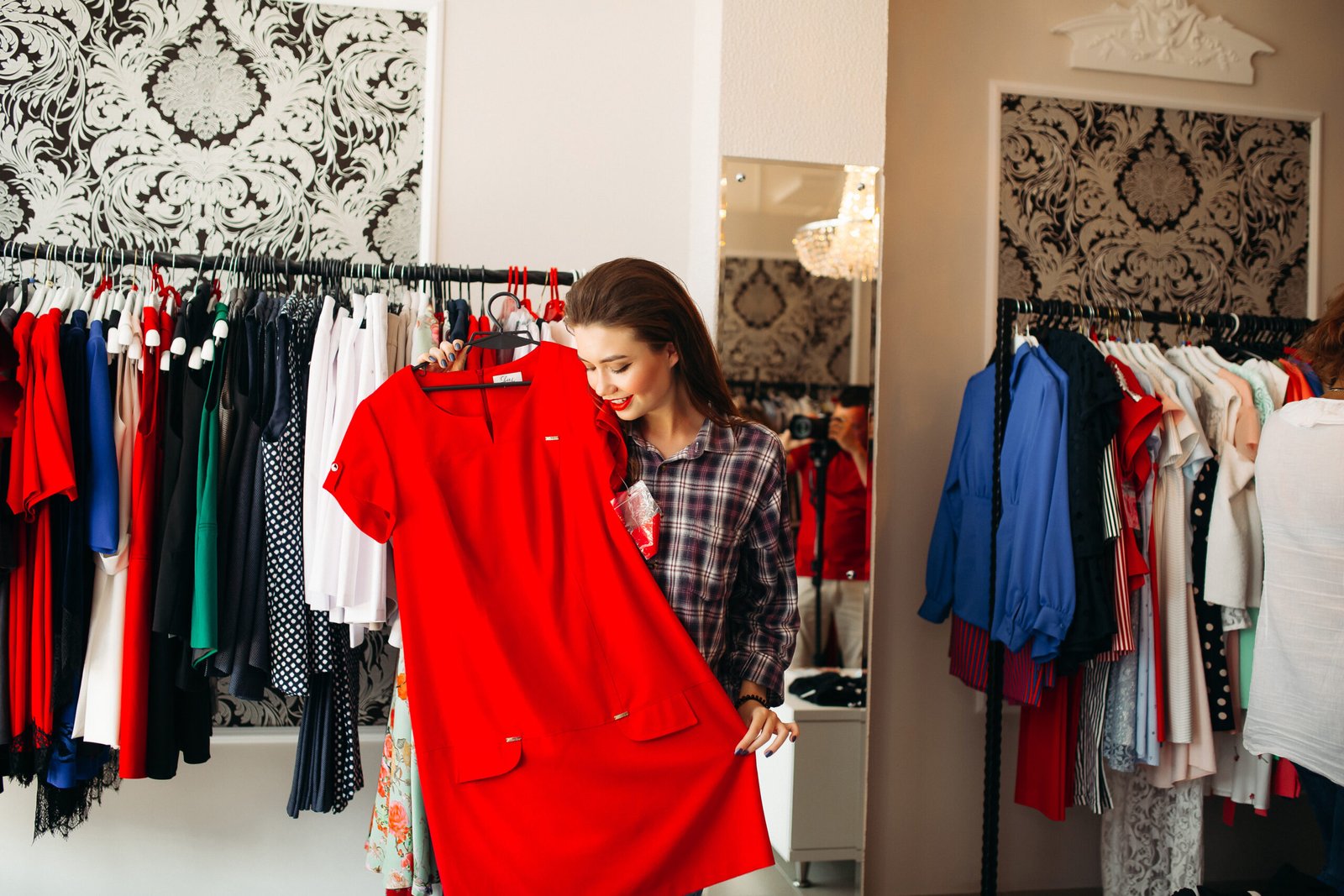 How to Start a Readymade Garments Trading Business in the UAE in 2026?